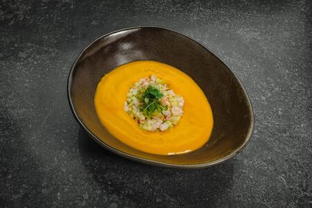 Желтый гаспаччо с креветкой и огурцом