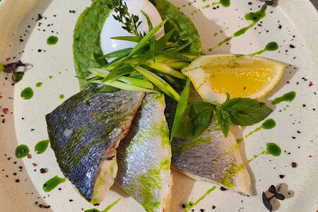 Дорадо с картофельным пюре и шпинатом