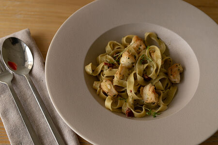 Паста с креветками, вялеными томатами и песто