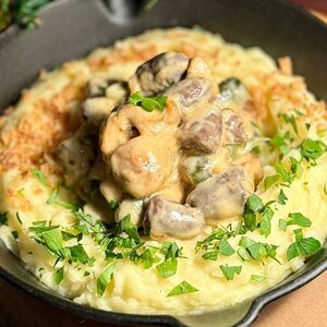 Бефстроганов с курицей и картофельным пюре. 