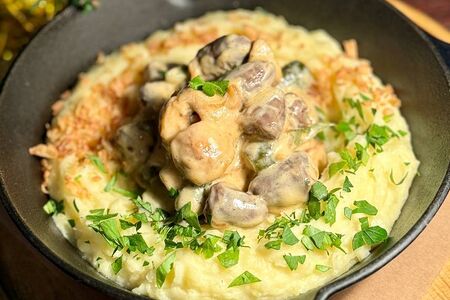 Бефстроганов с курицей и картофельным пюре. 