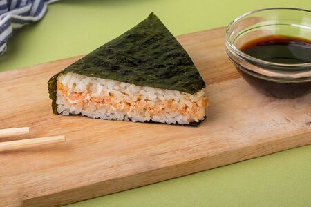 Онигири с лососем и соусом терияки