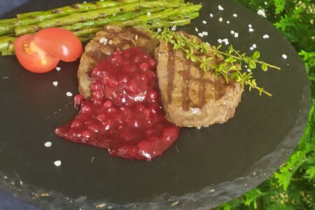 Медальоны из телятины со спаржей и брусничным соусом