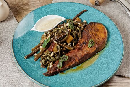 Язык гриль с папоротником 