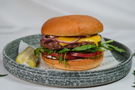Бургер с говяжьей котлетой