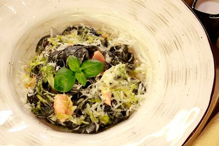 Фетучини с лососем и брокколи