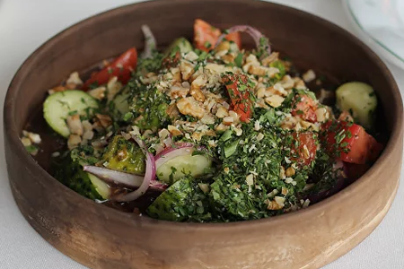 Салат из свежих овощей с кахетинским маслом