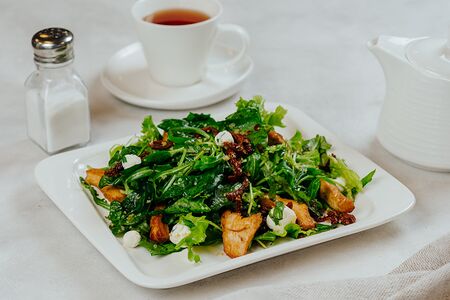 Салат с курочкой и вялеными томатами