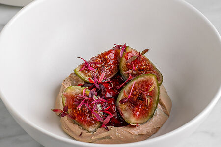 Куриный паштет с инжиром и вишневым конфитюром