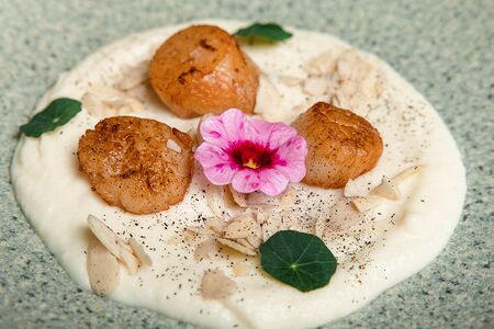Сахалинский гребешок с кремом из цветной капусты и лепестками миндаля