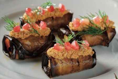 Пряные рулетики из баклажанов