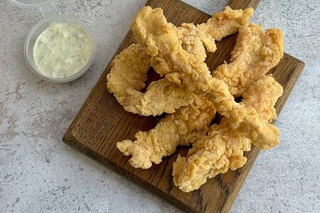 Куриные стрипсы с белым соусом