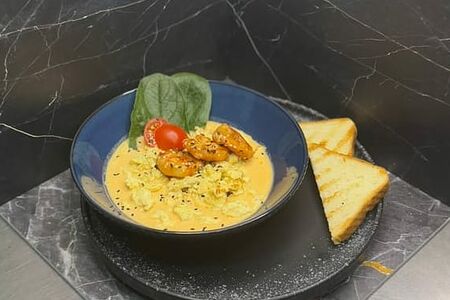 Скрэмбл с креветками в соусе Том ям