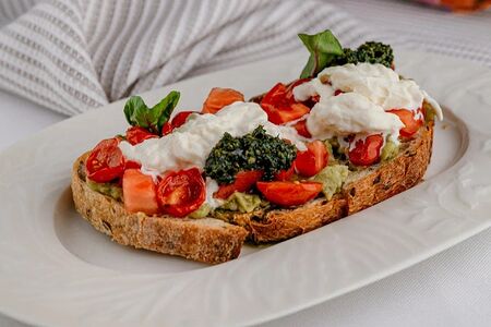 Брускетта с авокадо, томатами и страчателлой