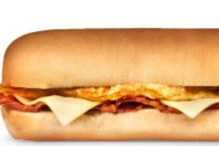 Саб Завтрак с омлетом и сочным беконом