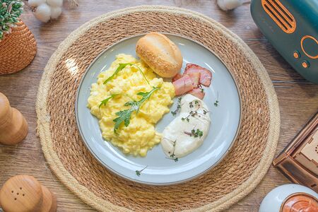 Скрембл с беконом 