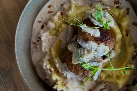 Котлеты из вырезки говяжьей с добавлением свинины с грибным соусом 