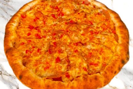 Пицца с грудинкой и ветчиной на сырных бортах
