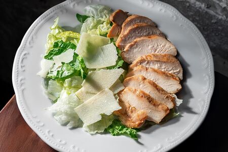 Салат Цезарь с цыпленком