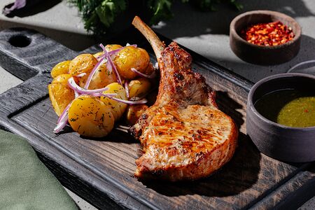 Корейка из свинины с молодым картофелем