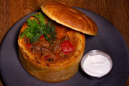 Суп-гуляш в хлебе