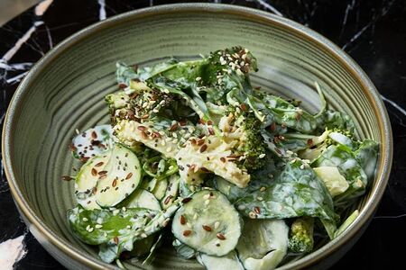 Зелёный салат с кунжутным дрессингом