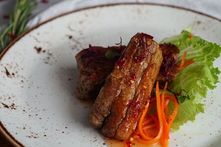 Запеченные свиные ребрышки