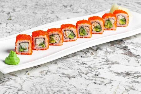 Ролл Калифорния с тобико