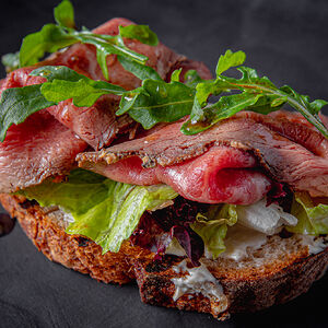 Брускетта с ростбифом