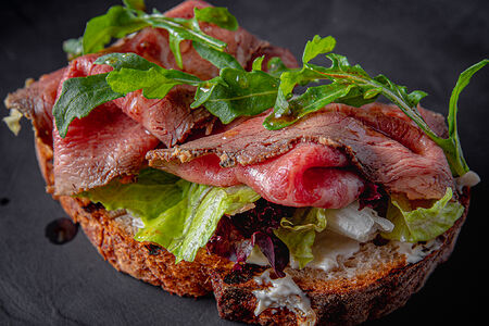Брускетта с ростбифом