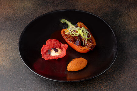 Выдержанная говядина в имбирном соусе с перцем и пюре из копченой моркови