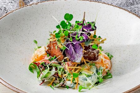 Салат с щечками