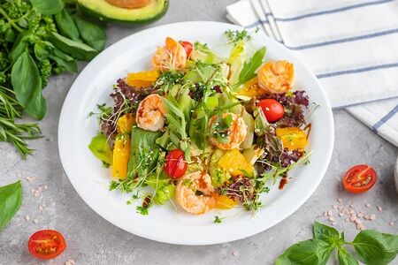 Микс салатов с тигровыми креветками, руколой, авокадо, апельсином и медово-горчичным соусом
