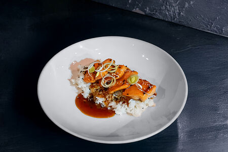 Лосось в соусе терияки на рисовой подушке