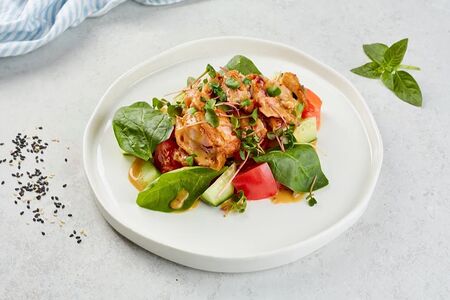 Салат с цыпленком гриль