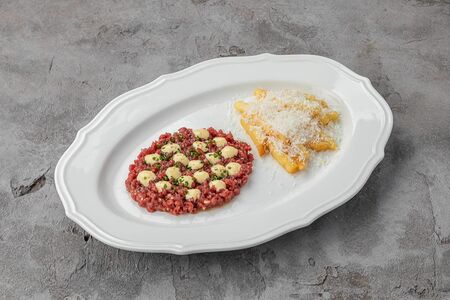 Тартар из говядины с кремом из кукурузы, фри и пармезаном