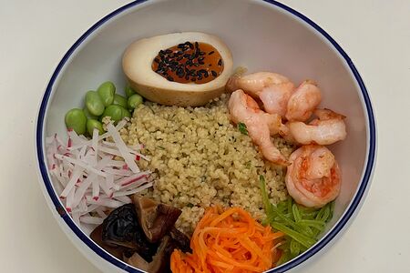 Кускус-боул с креветками и маринованным яйцом