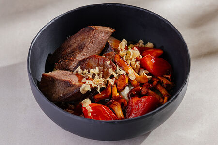 Язык с лисичками и полентой