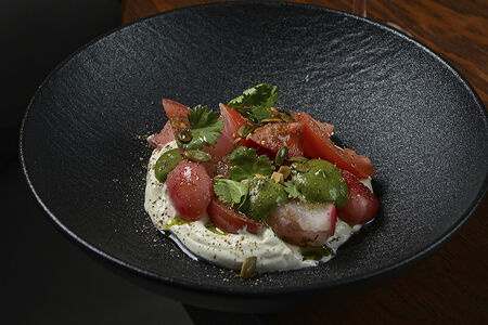 Битый редис с томатами и сметаной