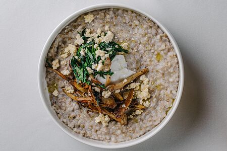 Зеленая гречка с брынзой и вешенками 