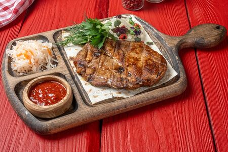 Стейк из свинины на углях