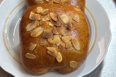 Булочка со сгущёнкой