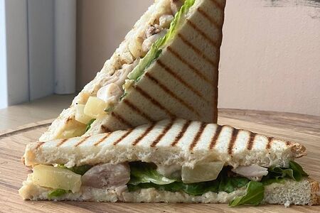 Сэндвич с курицей и ананасом