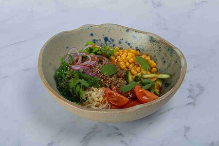 Поке с киноа и бобами эдамаме