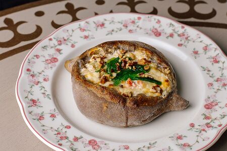 Бородинский мини-хачапури с креветкой, водорослями чука и грильяжем из пекана