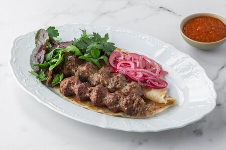 Кебаб из ягнёнка с зеленью и лепёшкой Роти