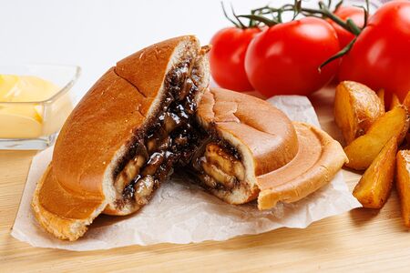 UFO бургер с бананом, шоколадной и белой пастой