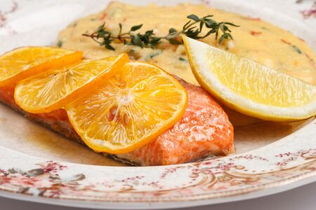 Форель, запечённая с цитрусом, и полента с вялеными томатами