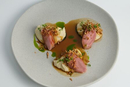 Утиная грудка с пюре из корня сельдерея