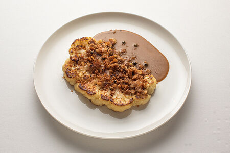 Стейк из цветной капусты, соус зеленый перец